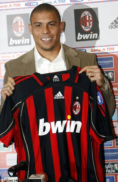 Il 30 gennaio 2007 Ronaldo passa al Milan (Ansa)